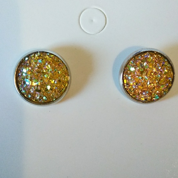 Handmade silver and yellow stud earrings - Picture 3 of 3